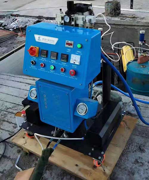 車輛內(nèi)飾頂棚噴涂發(fā)泡保溫 小型聚氨酯噴涂機(jī)(圖2) Q2600小型聚氨酯噴涂機(jī)